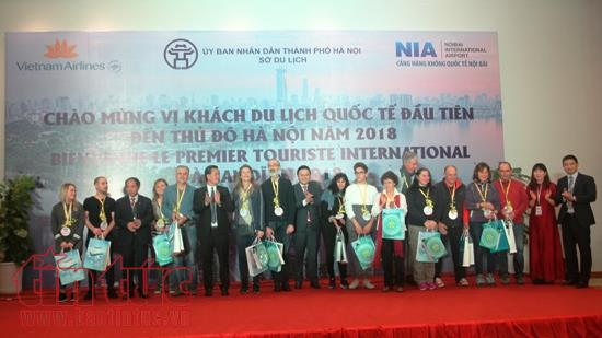 Hà Nội đón vị khách quốc tế đầu tiên năm 2018 ảnh 3